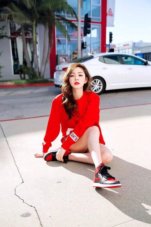 女生AJ最新與自然美景的浪漫邂逅時尚秀