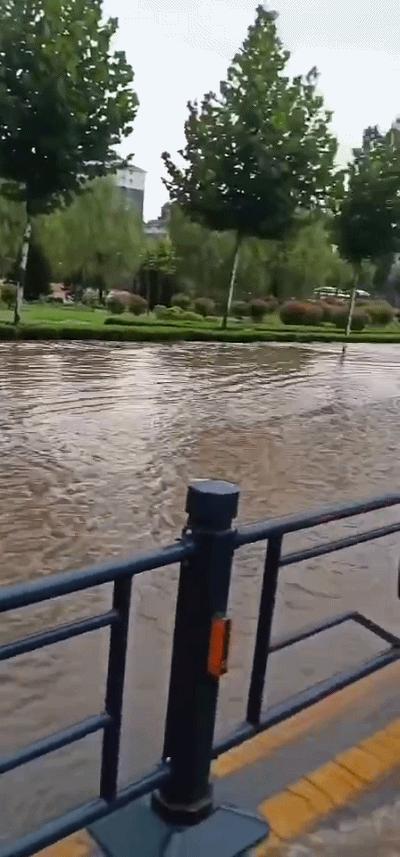 最新暴雨通知,科技智能守護(hù)安全,生活無憂預(yù)警通知