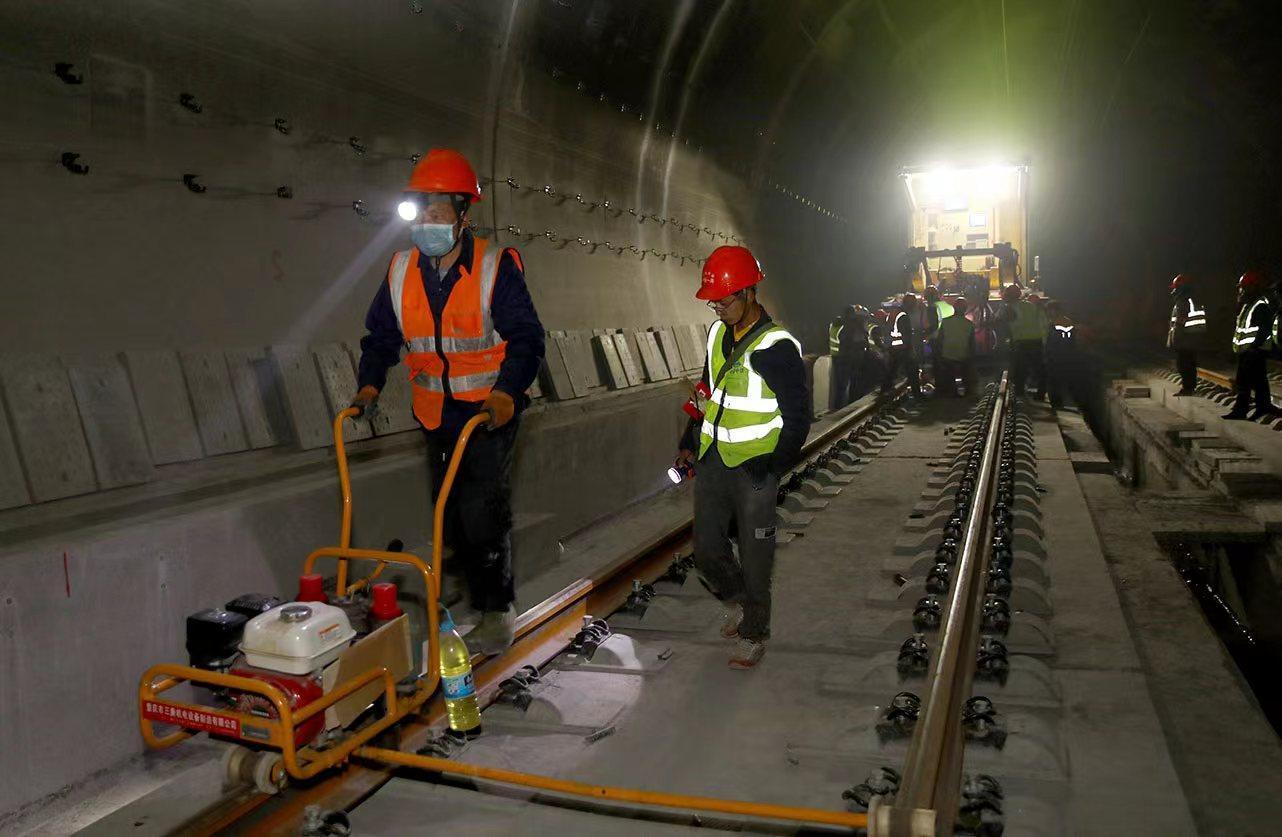 青藏高鐵,高原與繁榮的鋼鐵巨龍連接線